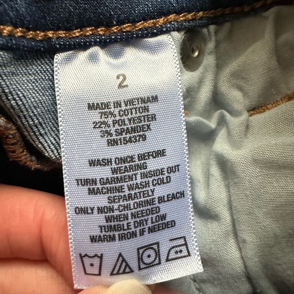 Aeropostale Flex Effects High-Rise Dark Wash Denim Midi Shorts with Rolled Cuffs - Picture 4 of 4